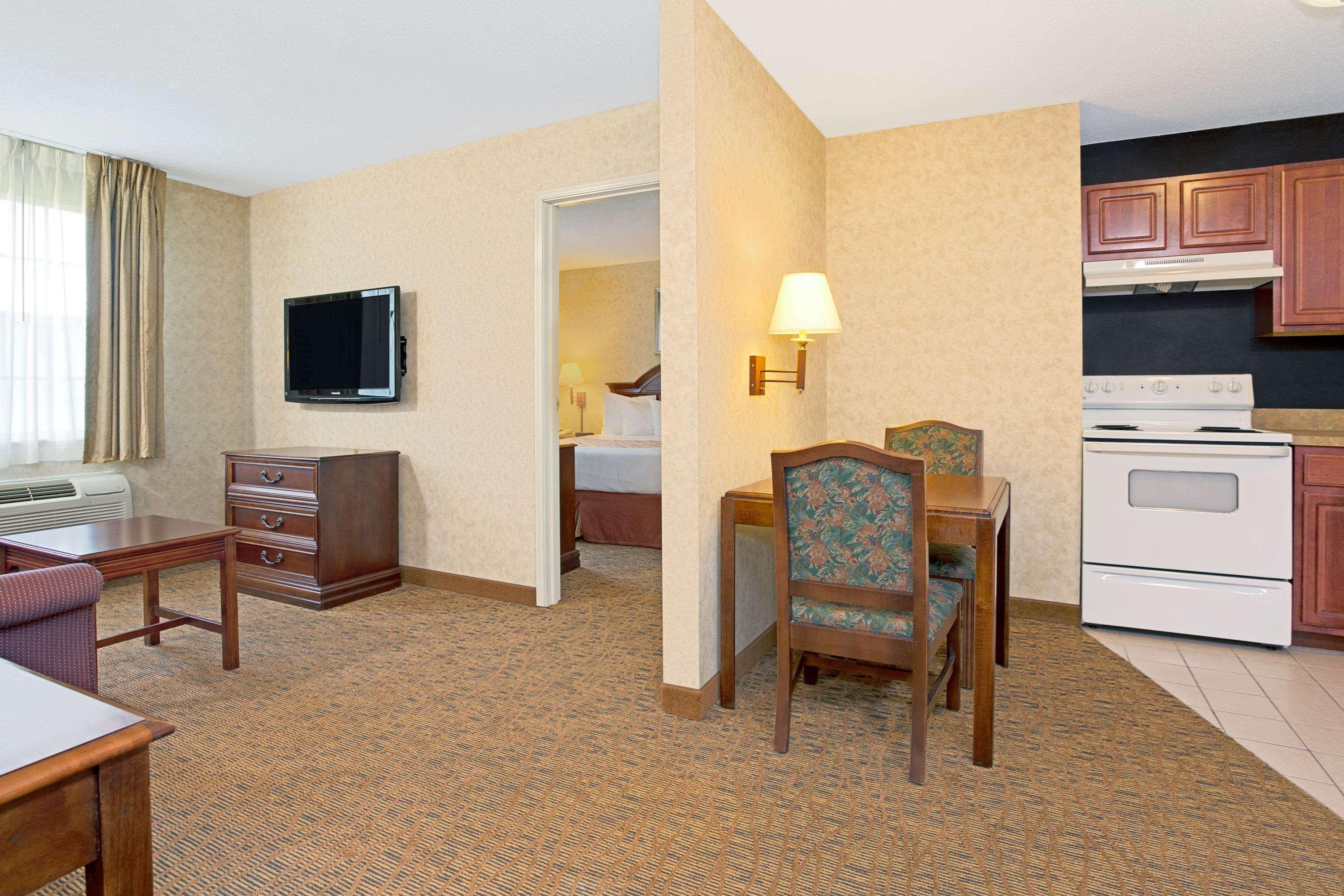 Hawthorn Suites By Wyndham Cincinnati/シャロンビル エクステリア 写真